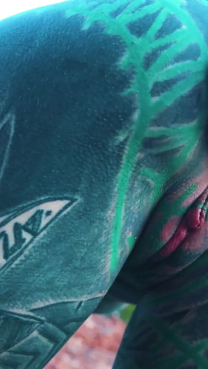 Yapay penisle götümün yanında dışarıda mastürbasyon yapıyorum | Klip 2