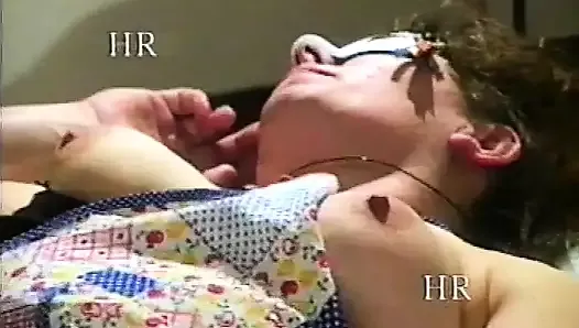¡Es indignante! Videos pornográficos enviados por correo a mamá - años 90 #6