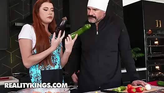 REALITY KINGS - знаменитый шеф-повар Stella Luxx не может устоять перед мясом ее оппонента в этом веганском против Carnivore готовить