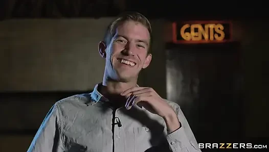 Brazzers - Danny film çekmeye çalışıyor ama sonunda en iyi yaptığı şeyi yapıyor, Viola Bailey'i sikiyor