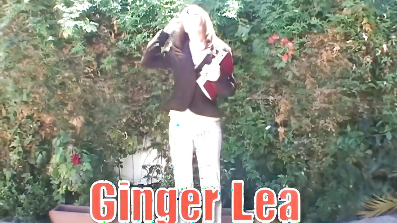 Ginger Lea เป็นคุณแม่เลี้ยงหีโสเภณี