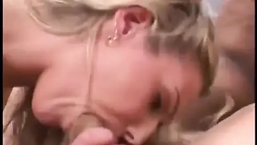 Черному мужику отсосали его хуище две горячие блондинки, затем трахается в тройничке