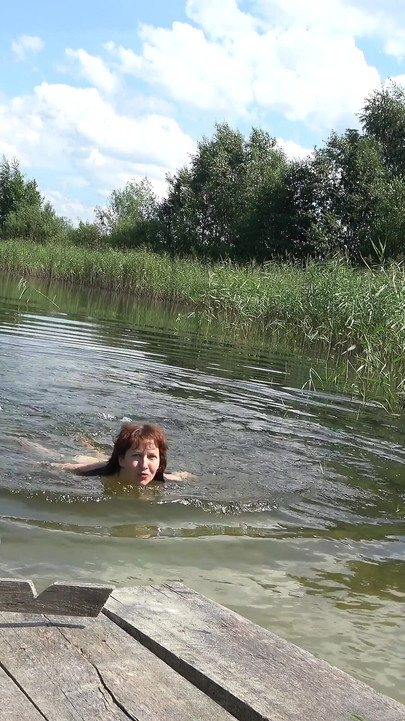 Hera Harding Shows Wrinkled Feet After Swimming Naked