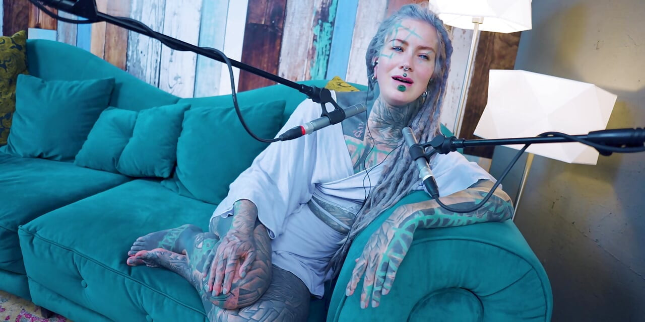 Vorbesc despre N - Necesare - ASMR podcast SFW vorbind fată slabă gotică dreadlocks tatuaj model cu cerneală