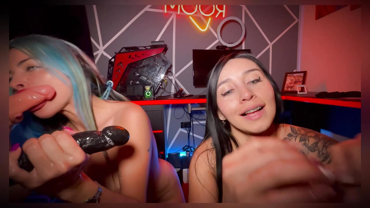 POV orgie met grote zwarte lul dildo's en twee zeer geile lesbiennes - SweetKimmi