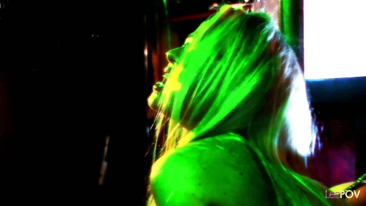 Mainit ang lesbian party habang gumagalaw ang mga stripper sa sexy live action