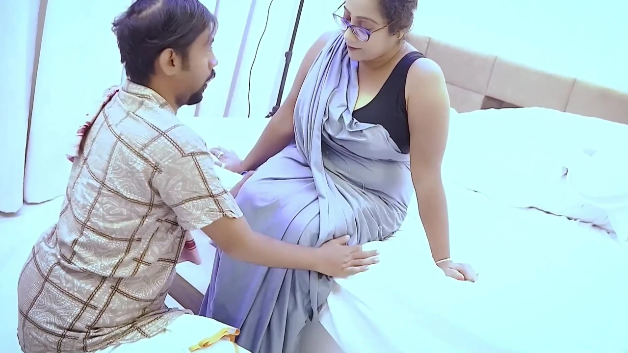 Malkin ko kapda badalte dekh piche se pakad ke chod diya