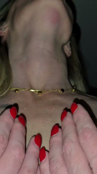 Increíble POV de MILF tetona falsa montando una pija grande en cowgirl | Clip 1