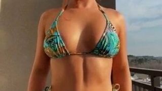 Le corps de bikini super sexy d'Alexia Cox