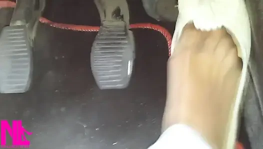 Yumuşak yıpranmış düzlükler ve naylon çoraplarla otoyolda pedal pompalama ve sürüş