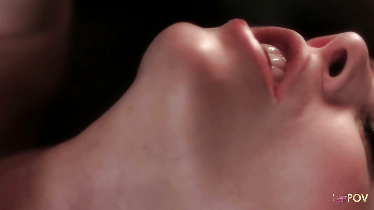 Bucură-te de pasiunea lesbiană de catifea în jurul unui vibrator care le face mai pofticioase decât de obicei