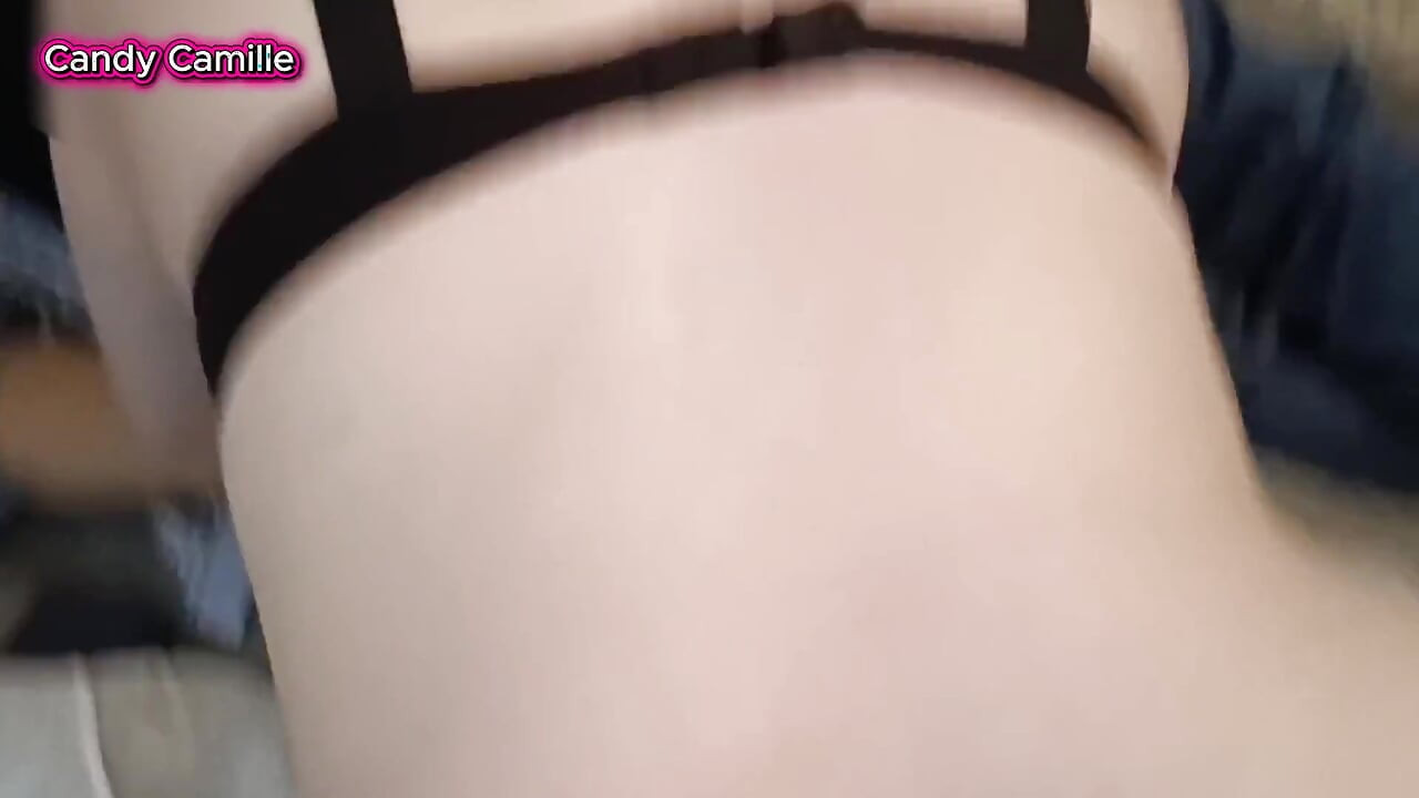 Съпруг гледа как жена му си играе с пениса на девствен мъж