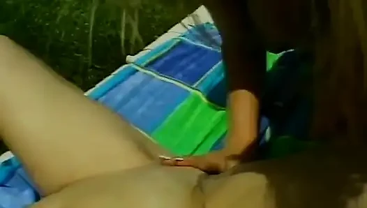 Aksi hot lesbian muasin dua lesbian rambut pirang dengan dildo warna ungu