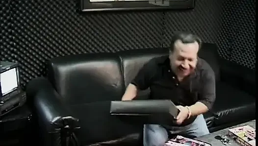 Randy si cewek cebol dengan tubuh aduhai lagi asik ngentot memeknya sambil pakai stoking nilon putih