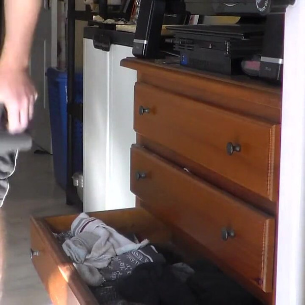 John sav u ladicu s gaćicama