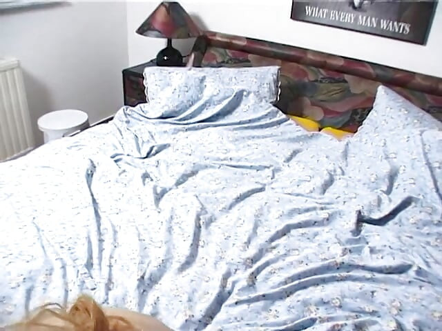 Owłosiona blond laska ssie kutasa kolesia na castingu w POV