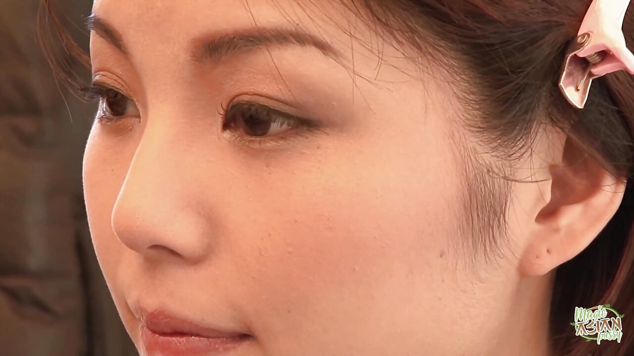 Pixie genç kız sulu ile nasıl oynadığını göstermek için oyuncu seçmelerine katılıyor