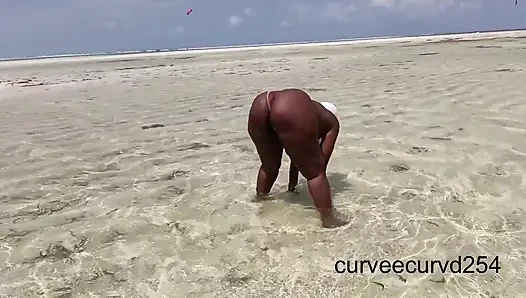 Afrika'da Halka açık Bir Plajda Teşhir