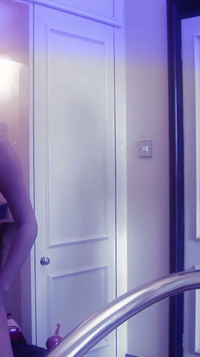 Jodi James abre la boca para que Michelle le pajeé al macho | Clip 1