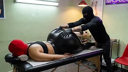 Schwiegermutter mit dickem arsch bekommt Ölmassage in schwarzen leggings und endet mit schwarzem höschen