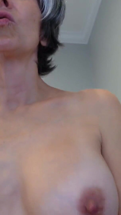 Sretan Dan zahvalnosti GILF susjeda - NEPRIKLADAN POKLON E17 - MILF STELLA CIJELI VIDEO | Isječak 2