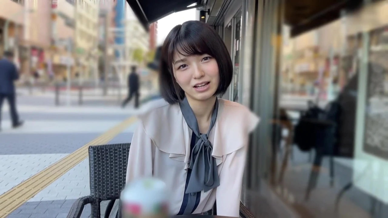 A118F01 A classic idol-level small face and a cheerful smile with a natural girl in a private shoot at a love hotel! A cute smile and a facial finish!