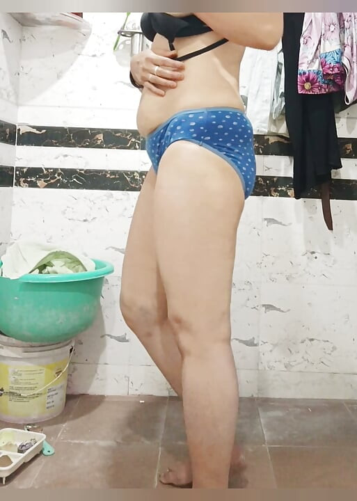 Priya Bhabi漂亮的身体表演