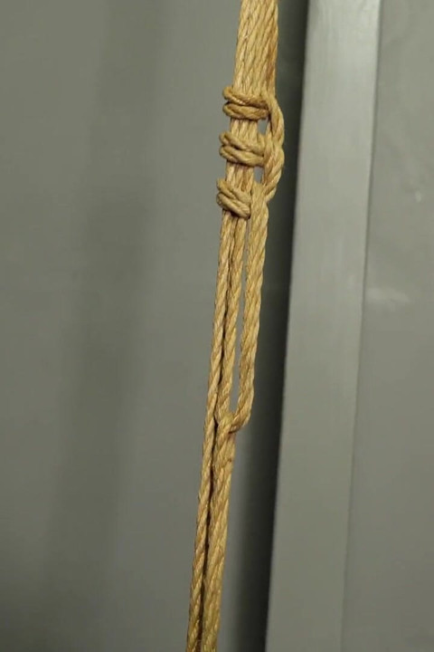Orja Mila kestää useita orgasmeja jalat sidottuina puoliksi bondage-jousitukseen