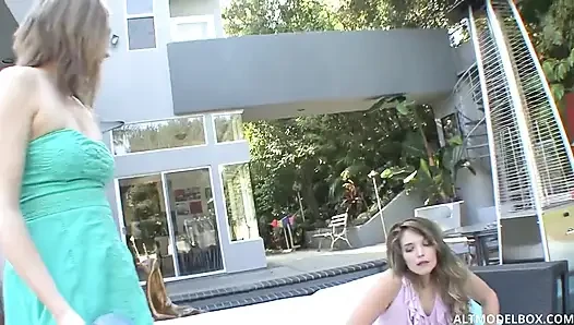 Cewek lesbian rambut cokelat lagi asik jilat memek mereka sendiri