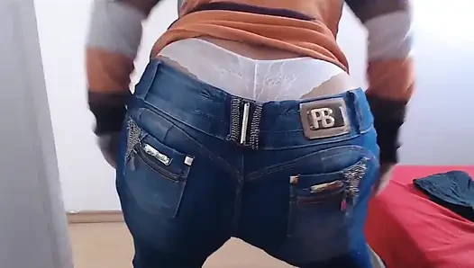 Ihre möpse und ihren arsch in jeans und frechen shorts zu zeigen