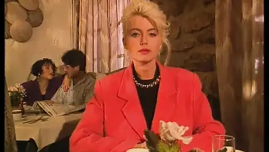 Cewek menggoda dengan stoking renda lagi asik nyepong kontol dengan ganas