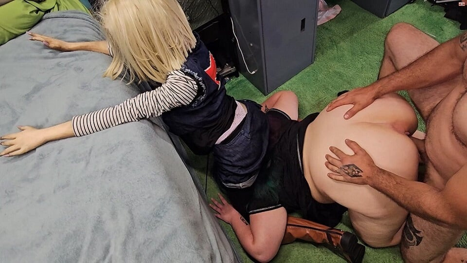 의붓아들 따먹기 위해 나를 덫에 빠는 여친