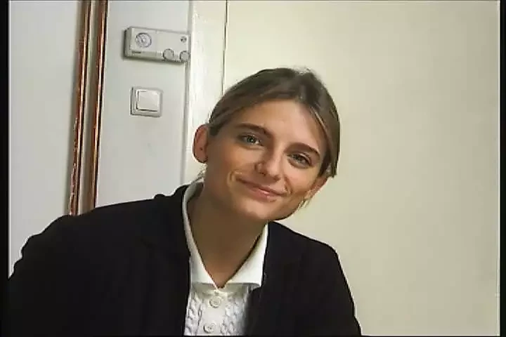 18岁非常甜美的女孩抚摸她的阴户