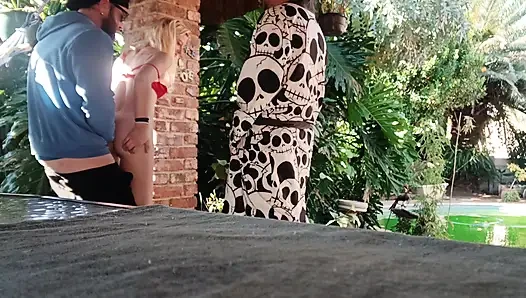 Spaß Im Garten Haben, Blondine Lutscht Schwanz