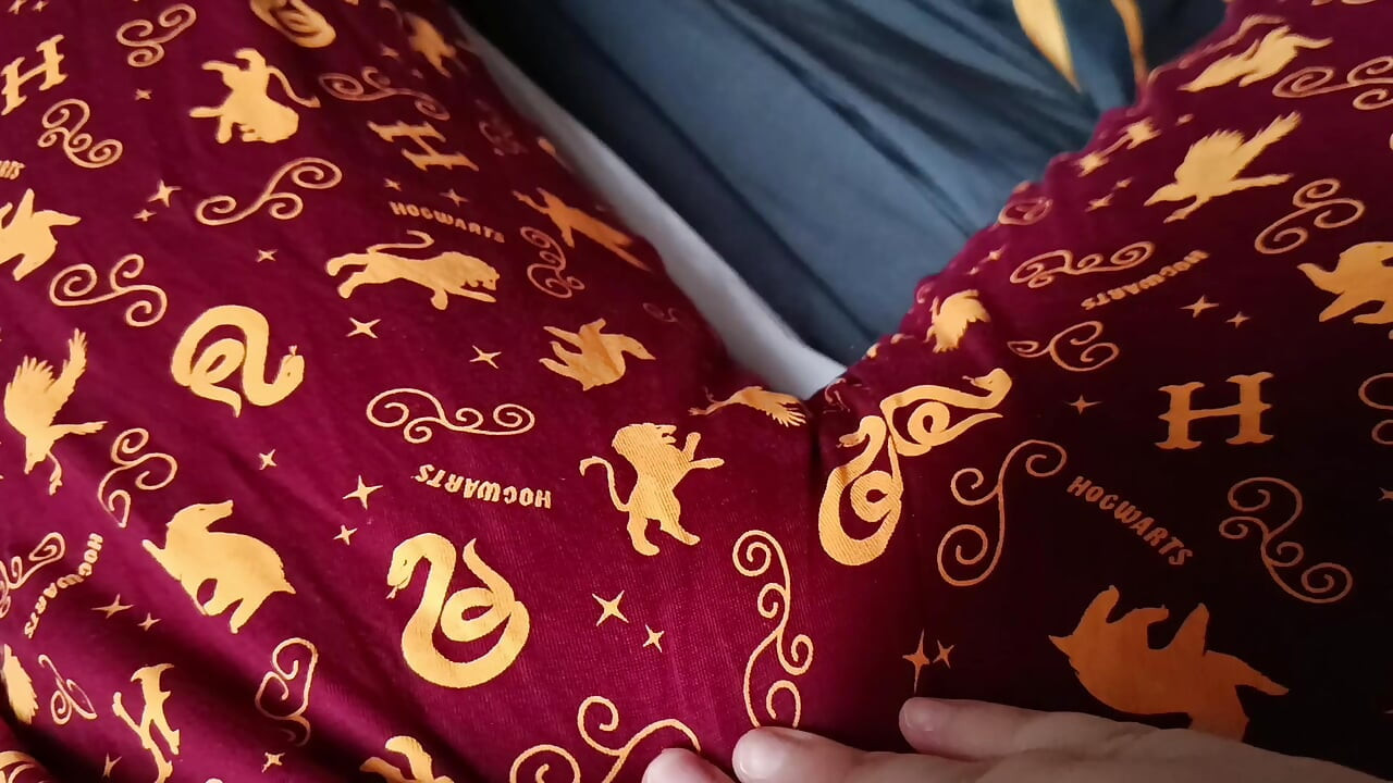 הכוס הקטנה והצמודה שלי מהוגוורטס גומרת הרבה