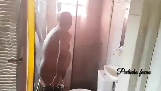 Непослушный сосед предложил мне деньги, чтобы я принял душ