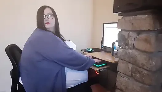 SSBBW-arbeiterin im büro nach einbruch