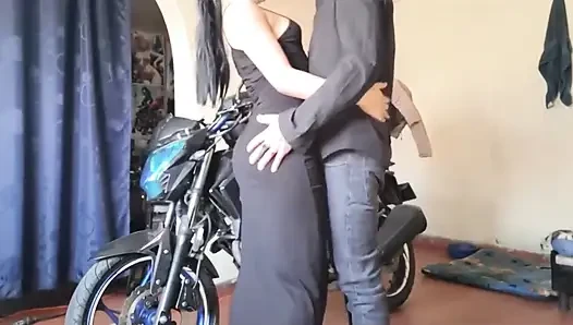 Adik tiriku nyepong kontolku dan nyepong kontolku sebelum aku entot dia habis-habisan dengan motorku