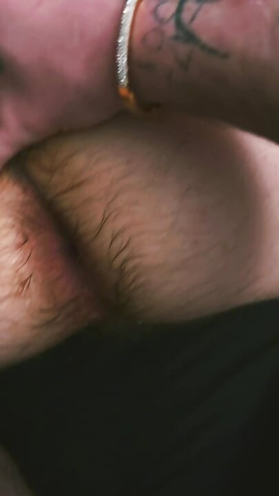 裸の男の子たちが楽しんでいる。