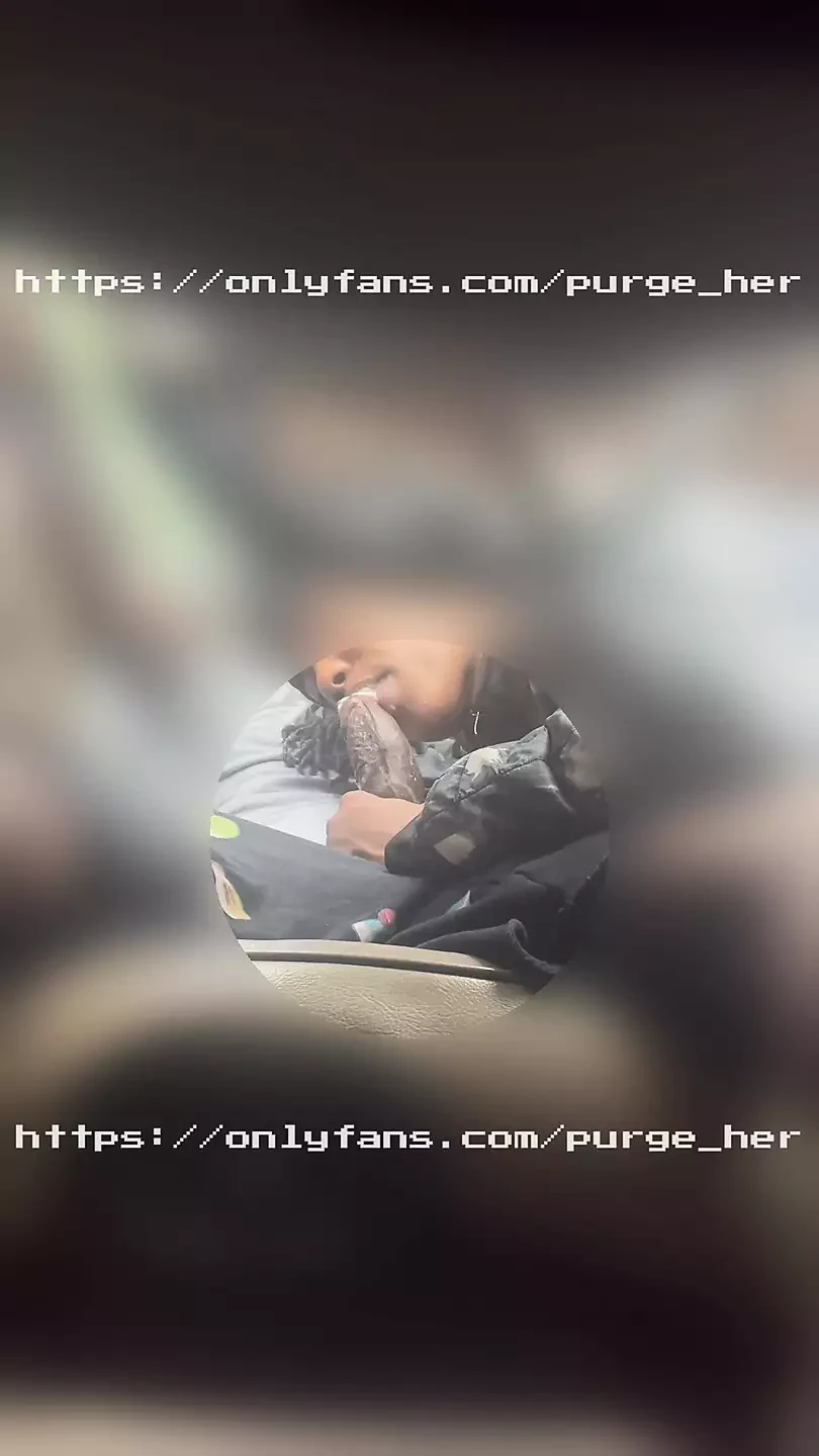 Des lèvres mignonnes sucent une bite