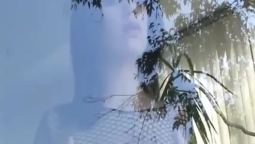 Si cewek hot rambut cokelat dengan tubuh aduhai lagi asik nyepong dan dientot sama dua kontol sekaligus