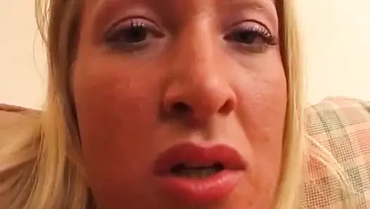 Cewek semok jerman ini lagi asik muasin memeknya pakai mainan seks