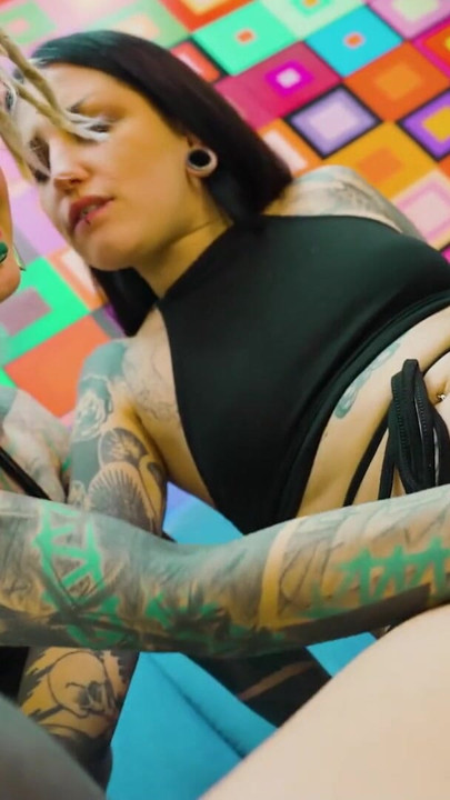 Gótica e garota hippie adoram ser fodidas anal e gozadas faciais | Clipe 1