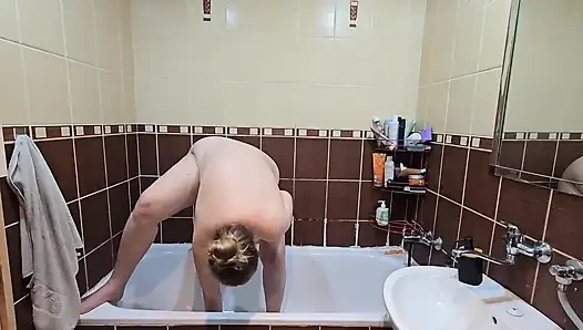 Vollbusige BBW Zeigt Ihre Großen Natürlichen Titten Und Rasiert Ihre Muschi - Heiße Dusche