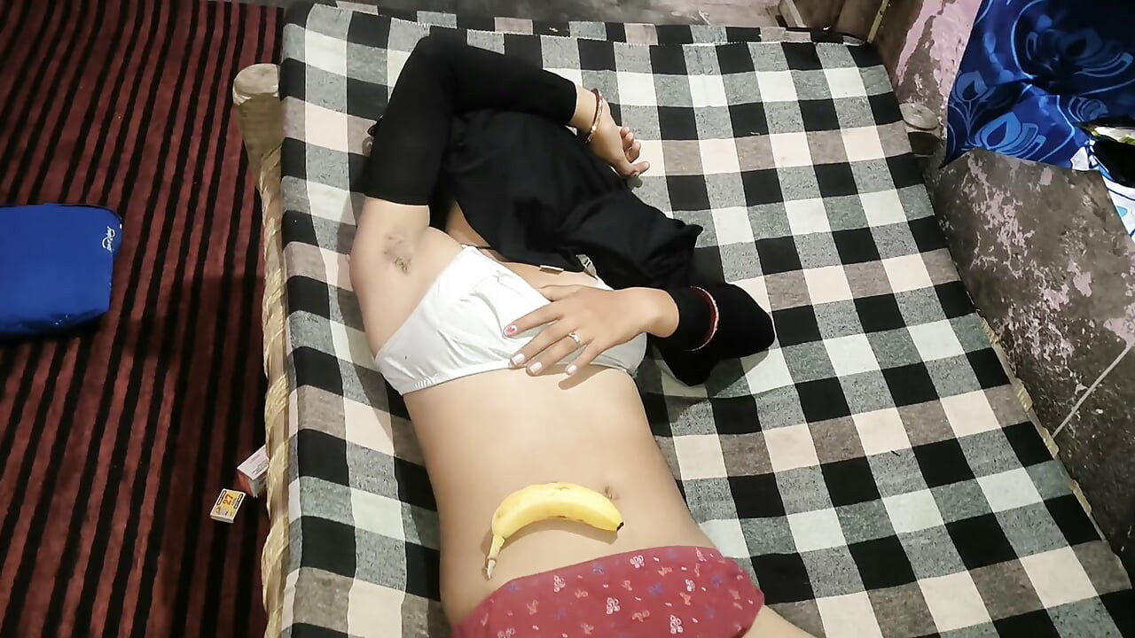 Nisha Bhabhi 把香蕉插进自己的骚逼里，弄出高潮，全程4K视频