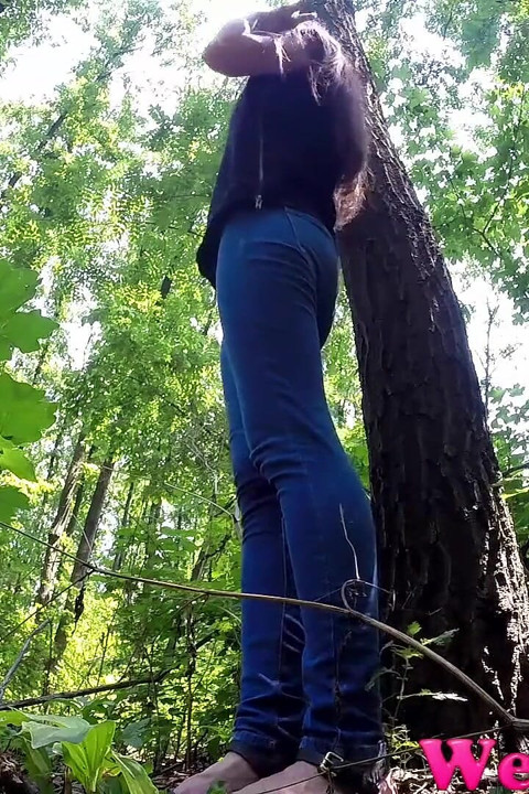 A little pee in her jeens