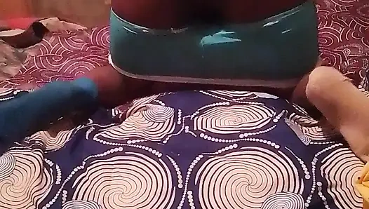 Пытаюсь играть как шлюха с моим сексуальным телом