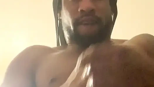 Ngocok kontol raksasa pria kulit hitam ini sampai crot banyak banget