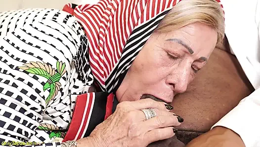 79-летняя бабушка готова к траху в задницу