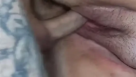 Büyük kıllı amcık yakın çekim daha büyük bir boşalma alıyor